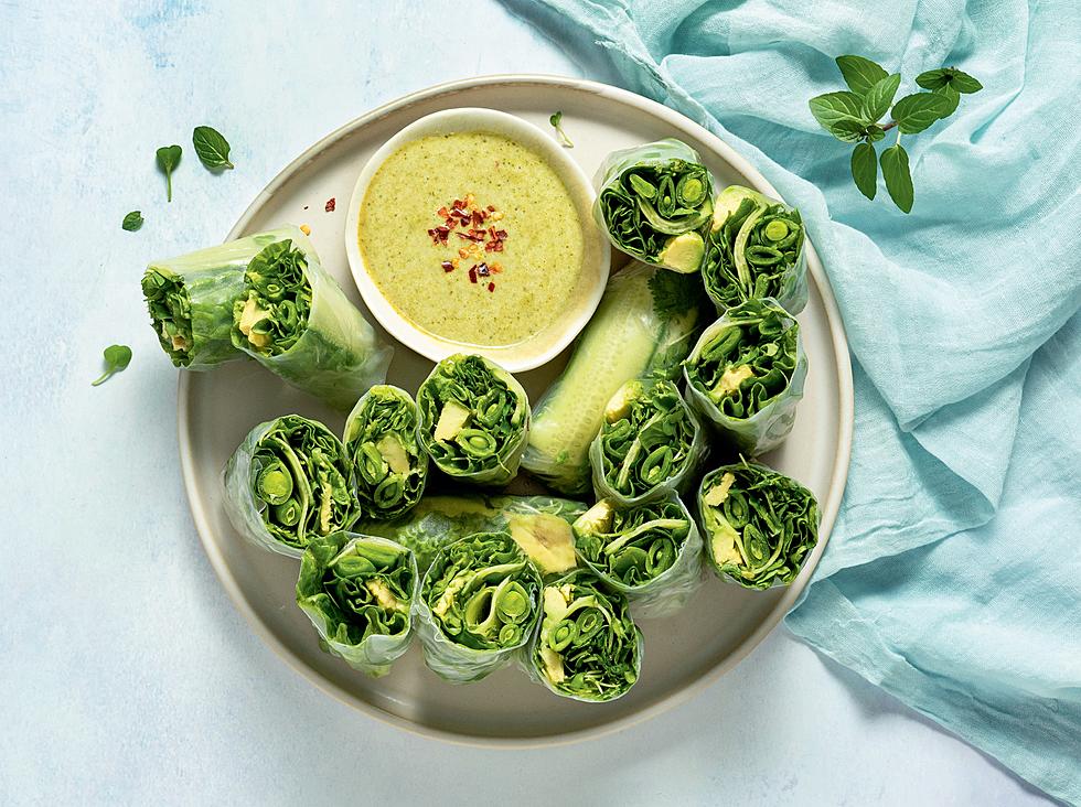 Lauren Toyota’s Easy Lunch Recipe: Superfood Rolls with Vegan Curry Dip