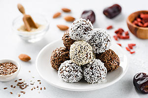 No-Bake Peanut Butter and Oat Energy Balls with Dark Chocolate Chips